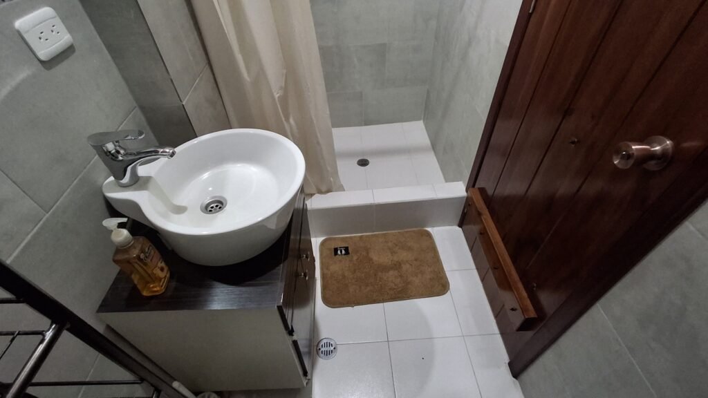 bathroom-for-climbers-ecuador