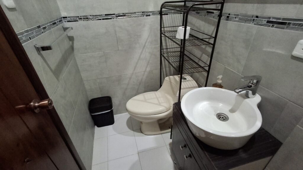 bathroom-near-cotopaxi-lodge