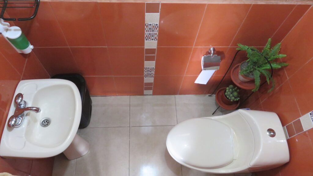 clean-bathroom-machachi-hostel