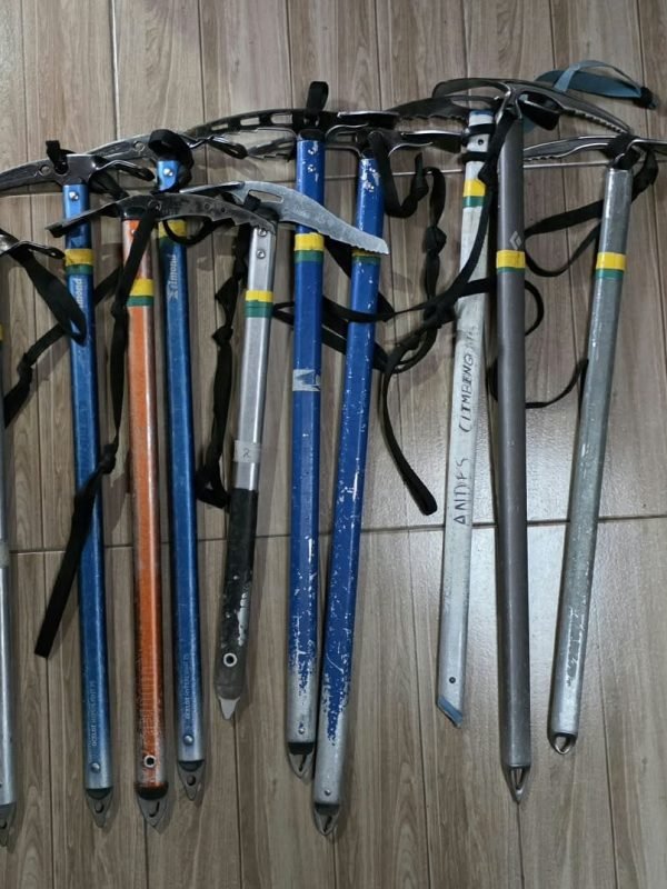 Ice axes and mountaineering equipment available for rent in Machachi